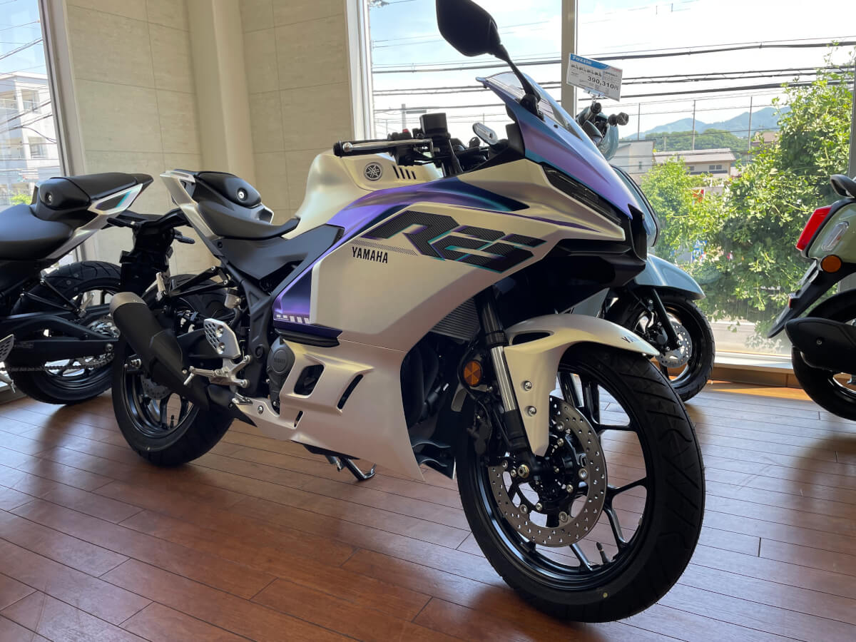 この色、まだあります。YZF-R25 マットホワイト