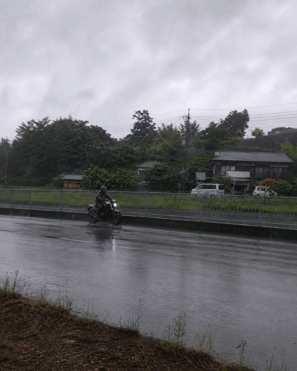 雨の日のバイクには、雨の日だけの魅力がある