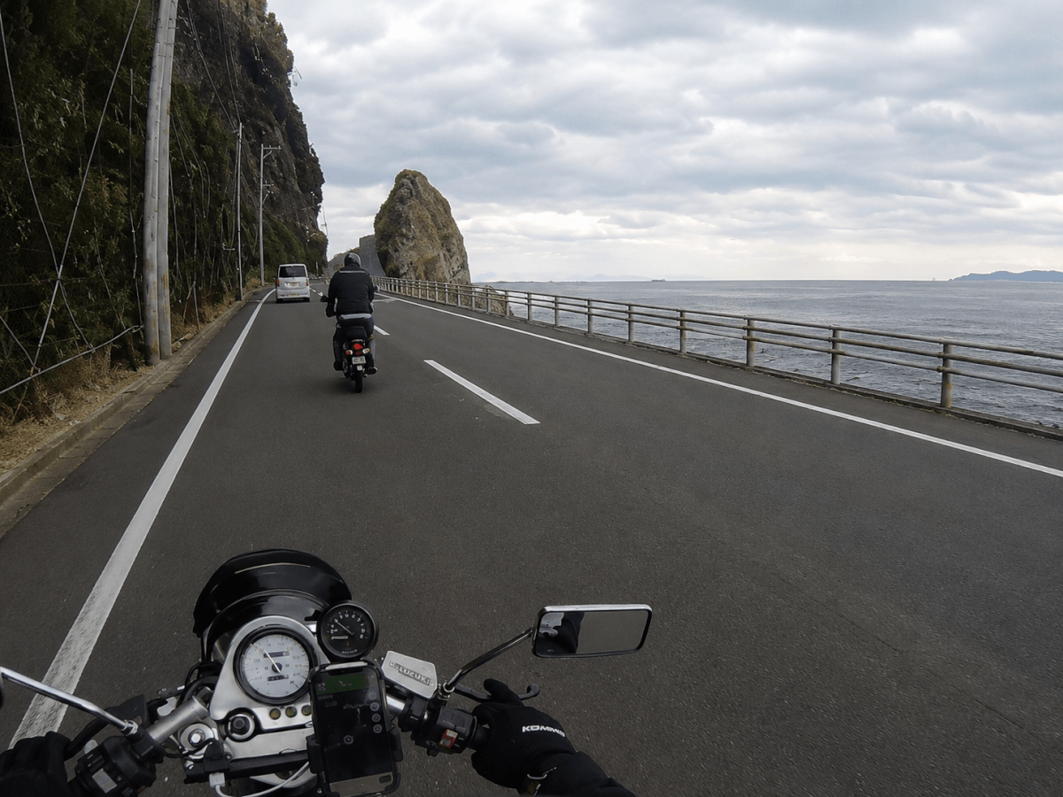 4輪の「ちょっと減速」が、バイクには急ブレーキになる　車間距離の話