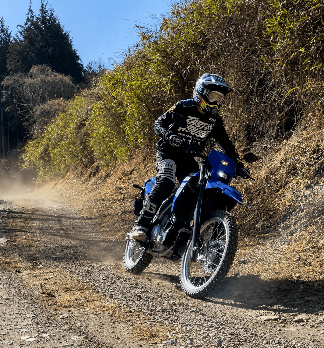 バイクが怖いときほど、ハンドルにしがみついてはいけない理由