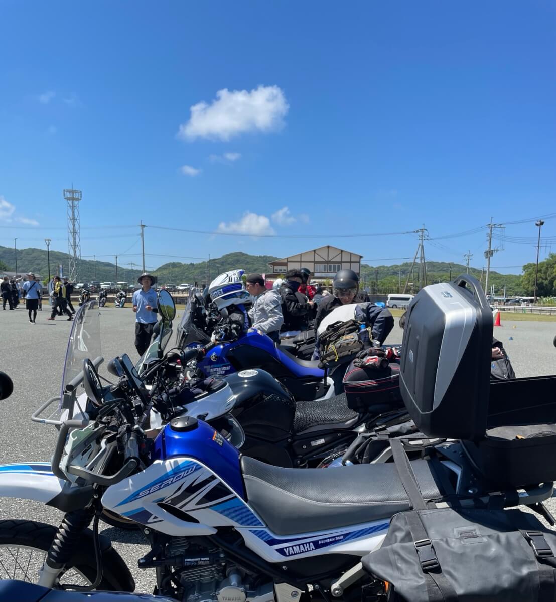 夏のバイクは、止まった瞬間に暑さがくる