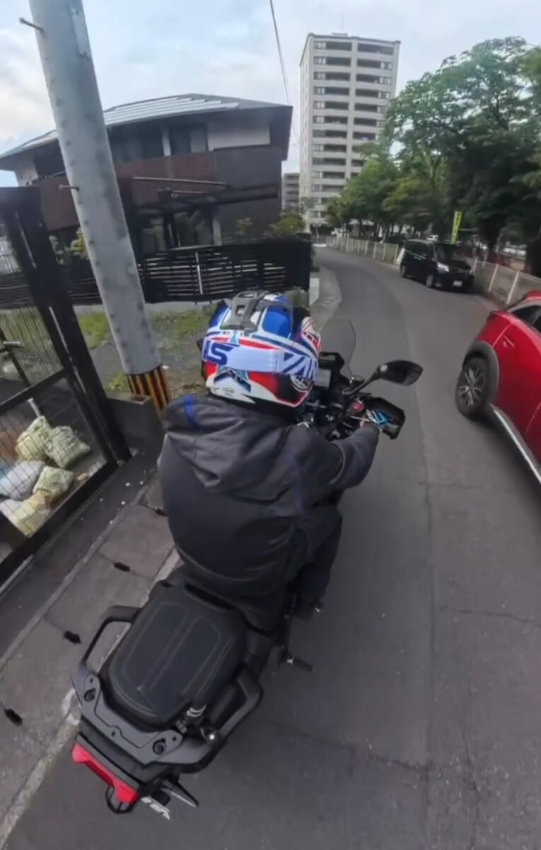バイクは「見る」より「気づく」が大事