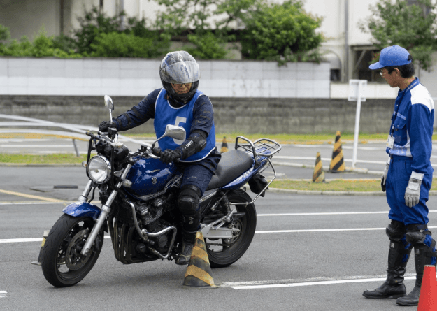 バイク免許を取りたいのに、すぐ自動車学校に入れない？　調べてみると「教える側」の事情が見えてきた