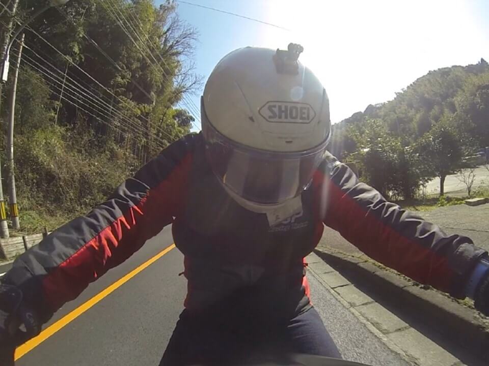 バイクは、なぜ前の車に近づきすぎるのか
