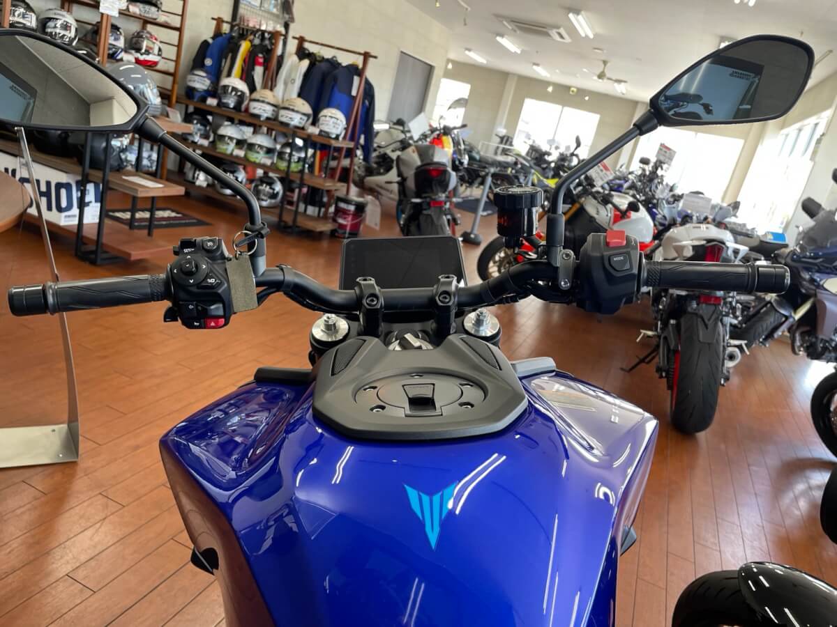 最近のバイクは、なぜハンドルが広い？　ハンドル幅は体格だけで決まるのか