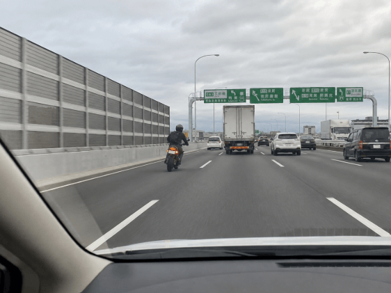 高速道路は、バイクにとってなぜあれほど疲れるのか？